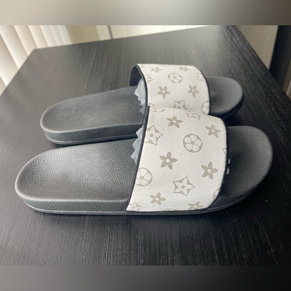 Classic White and Gray size 45 EU Monogram Slide Sandals - Picture 7 of 9